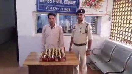 बलौदाबाज़ार: सिटी कोतवाली समाधान सेल में सूचना के आधार पर अवैध शराब बिक्री करने वाले 1 आरोपी शराब कोचिया को गिरफ्तार किया गया