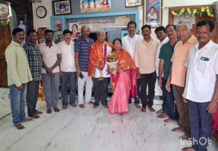 బాల్కొండ: ఇటీవల పదవి విరమణ పొందిన ఉపాద్యాయ దంపతులను సన్మానించిన తోటి ఉపాద్యాయులు, గ్రామస్తులు