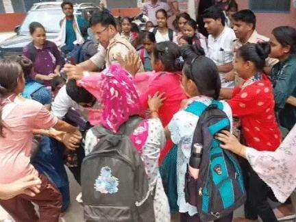 यूपी के अलीगढ़ में अश्लील मैसेज भेजने पर छात्राओं ने पुलिस के सामने असिस्टेंट प्रोफेसर को दौड़ा-दौड़ाकर पीटा Source: @vinaymathur0786