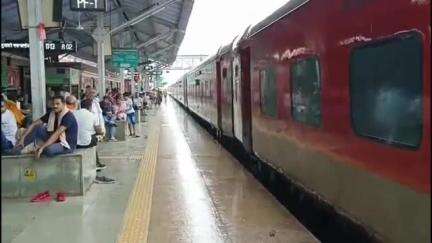 मुरैना नगर: रोटरी क्लब ने मुरैना स्टेशन पर स्टेशन मास्टर को यात्री सुविधा के लिए व्हील चेयर और स्ट्रेचर भेंट किया