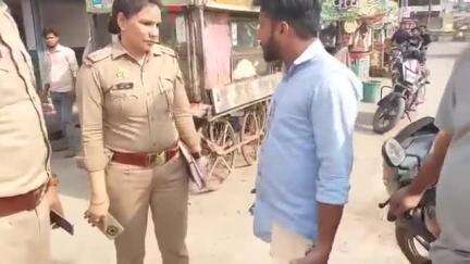 🛑गाजियाबाद:-सार्वजनिक स्थान पर सिगरेट पीने पर टोका तो वकील साहब महिला पुलिस से उलझ गए ।
#viral #news #shorts