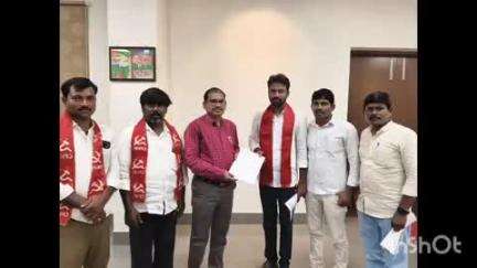 వికారాబాద్: జిల్లాలో రైతులకు విత్తనాలు ఎరువులు ప్రభుత్వం అందుబాటులో ఉంచాలంటూ అదనపు కలెక్టర్కు రైతు సంఘం వినతి