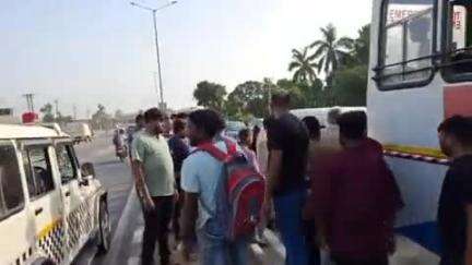 रुद्रपुर: रुद्रपुर के सोनिया होटल के पास तेज रफ्तार बोलेरो कार बस से टकराई, कार हुई क्षतिग्रस्त, कार सवार बाल-बाल बचे
