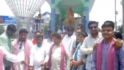 झांसी: जीवन शाह चौराहा स्थित अहिल्याबाई की प्रतिमा पर समाजवादियों ने त्याग व समर्पण को याद कर श्रद्धांजलि दी