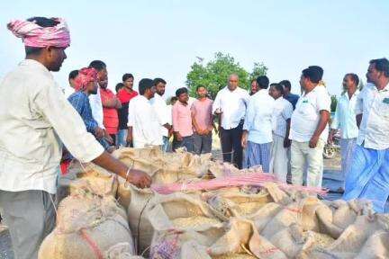 నిర్మల్: సొన్ మండలం కడ్తాల్ గ్రామంలో వరి ధాన్యం కొనుగోలు కేంద్రాన్ని బీజేఎల్పీ నేత ఎమ్మెల్యే ఏలేటి మహేశ్వర్ రెడ్డి పరిశీలించారు