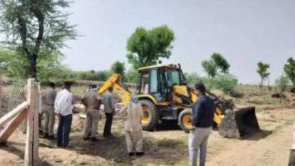 सोजत: सोजत तहसील के बागड़ी कस्बे में आम रास्ते पर किए गए अतिक्रमण को तहसीलदार की मौजूदगी में हटवाया गया