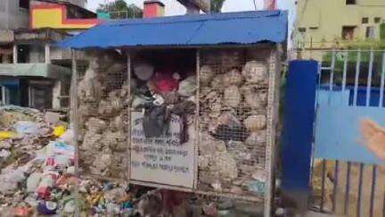 দাসপুর ১: দাসপুর বাজারে আবর্জনার স্তুপ, দুর্গন্ধ ছড়াচ্ছে এলাকায় প্রশাসনকে জানিয়েও কোনো রকম সুরাহা পাইনি এলাকার মানুষজন