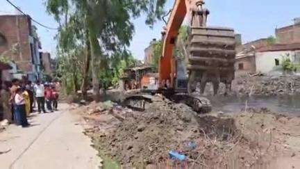 रुद्रपुर: रुद्रपुर के जगतपुरा में मानसून को देखते हुए नगर निगम की टीम ने कल्याणी नदी में सफाई अभियान चलाया, अवैध कब्जा भी हटाया