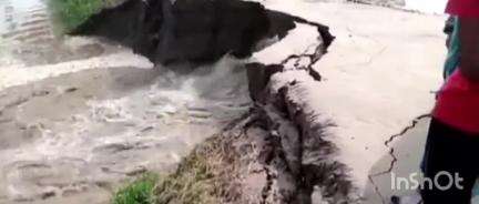 ছয়গাঁও: ছমৰীয়াৰ লাৰুৱাজানত কৃত্ৰিম বানে ছিগি নিলে কোটি টকীয়া গড়কাপ্তানী পথ