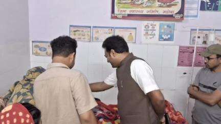 चरखारी: देर रात मरीजों का हाल देखने अस्पताल पहुंचे चरखारी विधायक, विधायक की आमद से रात में कर्मचारी सकते में आए