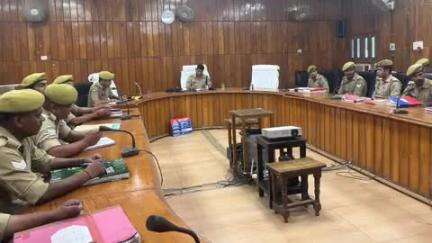 बहराइच: पुलिस लाइन सभागार में अपर पुलिस अधीक्षक नगर ने थानों के पैरोकारों व कोर्ट मोहर्रिर के साथ बैठक की, दिए दिशा निर्देश