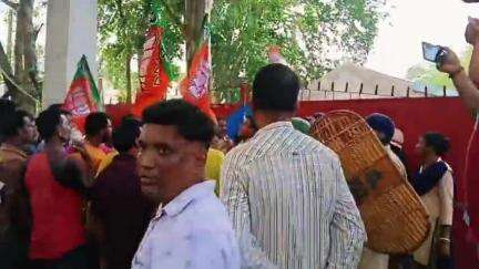সিউড়ি ১: বীরভূম জেলা বিজেপির পক্ষ থেকে মহম্মদ বাজার থানার সামনে বিক্ষোভ কর্মসূচি ও অভিযোগ পত্র জমা করলো