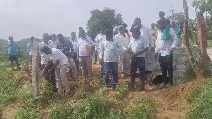 ಕನಕಪುರ: ಮೋಟಯ್ಯನದೊಡ್ಡಿಯಲ್ಲಿ ಬೋರ್ ವೆಲ್ ಹಾಗೂ ರಸ್ತೆ ಅತಿಕ್ರಮಣ ಮಾಡಿಕೊಂಡಿದ್ದನ್ನ ತೆರವು ಮಾಡಿದ ಗ್ರಾ.ಪಂ ಅಧಿಕಾರಿಗಳು