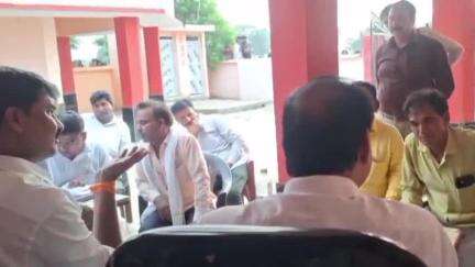 डुमरियागंज: राजपुर कोहलवा में चकबंदी कब्जा परिवर्तन के संबंध में ADM (न्यायिक) द्वारा अधिकारियों के साथ ग्रामीणों से की गई वार्ता