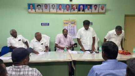 நாமக்கல்: சேலம் சாலையில் தாலுக்கா லாரி உரிமையாளர் சங்க அலுவலகத்தில் சங்கத்தின் செயற்குழு கூட்டத்தில் முன்னாள் அமைச்சர் தங்கமணி பங்கேற்றார்
