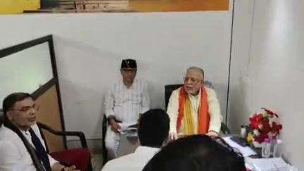 वित्त मंत्री सुरेश खन्ना ने वाराणसी में पीएम नरेंद्र मोदी के संसदीय कार्यालय पर की सुनवाई