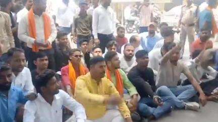 शाहजहांपुर: हिन्दू युवा वाहिनी के कार्यकर्ता के पिता पर हुए हमले को लेकर एसपी कार्यालय के बाहर कार्यकर्ताओं ने किया प्रदर्शन