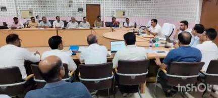 बलिया: जिलाधिकारी ने की कलेक्ट्रेट सभागार में जिला स्वास्थ्य समिति की बैठक
