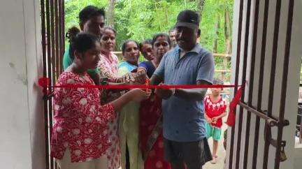 রাজগঞ্জ: বামনডাঙ্গা চাবাগানের বিচলাইনে একটি শিশু আলয়ের উদ্ভোধন করলেন স্থানীয় পঞ্চায়েত সদস্য গৌতম ওরাও