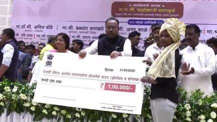 अमरावती: नियोजन भवन येथे पारधी समाजास विविध योजनांचा लाभ, पालकमंत्र्यांच्या हस्ते शेतकऱ्यांना ट्रॅक्टर व ई-रिक्षांचे वाटप