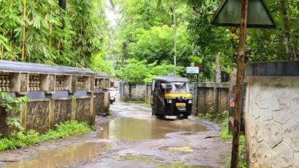 ചാവക്കാട്: മഴ പെയ്തതോടെ ഒരുമനയൂർ കരുവാരക്കുണ്ട് റോഡ് തകർന്നു തരിപ്പണമായി, ദുരിതം സഹിച്ച് നാട്ടുകാരും യാത്രക്കാരും #localissue