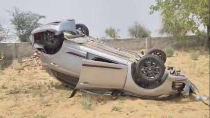 राजगढ़: सादुलपुर-चूरू NH-52 पिलानी बाईपास पर तेज रफ्तार कार अनियंत्रित होकर दीवार से टकराई, कार में सवार लोग सुरक्षित