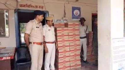 पातेपुर: पातेपुर पुलिस ने कृष्णवारा गांव से बोलेरो पर लदी 792 लीटर कैन बीयर बरामद की, धंधेबाज फरार