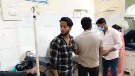 सीतापुर: महारान नगर के पास तेज रफ्तार डाले ने एक मोटरसाइकिल को मारी जोरदार टक्कर, 2 लोग हुए घायल