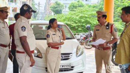 పెందుర్తి: పెందుర్తి పోలీస్ స్టేషన్ పరిధిలో కానిస్టేబుల్ రాత పరీక్ష కేంద్రాలను పరిశీలించిన డిప్యూటీ  పోలీస్ కమిషనర్ మేరీప్రశాంతి