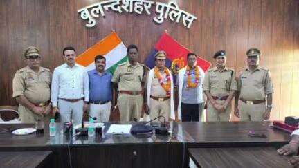 बुलंदशहर: सेवानिवृत्त पुलिसकर्मियों के सम्मान में पुलिस लाइन में विदाई समारोह का किया गया आयोजन