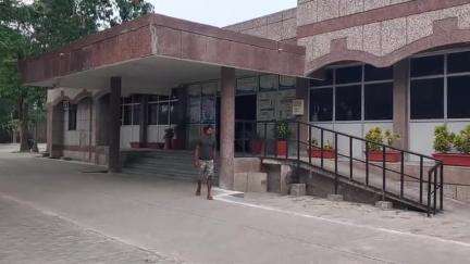 मंझनपुर: मंझनपुर पहुंचे युवक ने डीएम से बिजली विभाग के लोगों द्वारा बदसलूकी और पुलिस द्वारा धमकी देने की की शिकायत