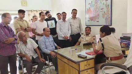 बेगुं: चोरी के आरोप में गिरफ्तार आरोपी को भीलवाड़ा पुलिस लाई बेगू, सर्राफा व्यापारियों ने जताया विरोध