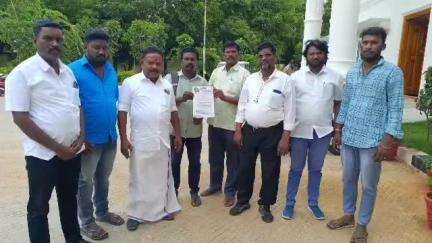 திருப்பத்தூர்: விடுதலை சிறுத்தை கட்சியின் திருப்பத்தூர் மாவட்ட செயலாளர் எஸ்பி அலுவலகத்தில் புகார்