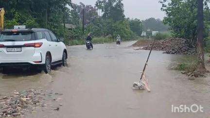 ধেমাজি: নেৰা নেপেৰা বৰষুণৰ ফলত লখিমপুৰ-ধেমাজি সংযোগী ১৫ নং ৰাষ্ট্ৰীয় ঘাইপথৰ ভজু গাঁৱৰ সমীপত পথৰ ওপৰত এক ফুট পৰ্যন্ত পানী