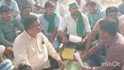 कासगंज: समय पर विद्युत आपूर्ति न होने पर भारतीय किसान यूनियन टिकैत के कार्यकर्ताओं ने नमैनी बिजली घर पर दिया धरना