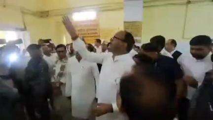 सीतापुर: जिला अस्पताल का निरीक्षण करने पहुंचे डिप्टी सीएम बृजेश पाठक ने अव्यवस्थाओं को लेकर लगाई जमकर फटकार