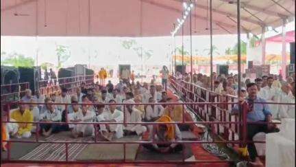धनौरा: गजरौला शहर में चल रही श्री राम कथा को सुनने के लिए भक्तों की लगी भीड़, पहुंचे पूर्व सांसद देवेंद्र नागपाल