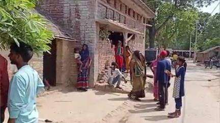 जमुनहा: गलगल कोटिया के किशोर की लतीफ पुरवा में मकान निर्माण के दौरान करंट लगने से हुई मौत, परिवार में है शोक का माहौल