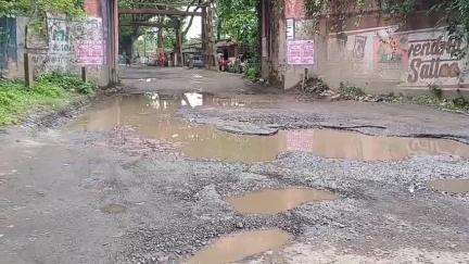 কৃষ্ণনগর ১: কৃষ্ণনগর আলু গোডাউন ৩৪ নম্বর জাতীয় সড়কের দেয়াল দশা, চরম দুর্ভোগে পড়ছেন সাধারণ মানুষ #jansamasya