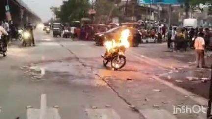 गोपालगंज: बंजारी मोड़ के पास चलती बाइक में अचानक लगी आग, घटना के बाद उमड़ी लोगों की भीड़