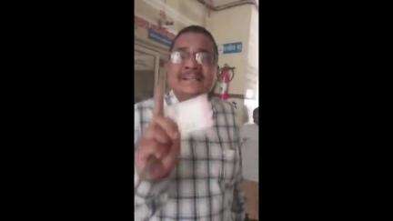 परांडा: उपजिल्हा रुग्णालयात पत्रकाराला दमबाजी डॉक्टरची खंडणीचा आरोप आणि पायाने तुडवीनची धमकी, व्हिडिओ व्हायरल

- VIDEO व्हायरल