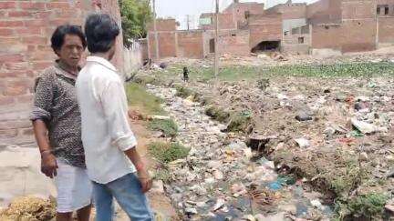 शाहजहांपुर: अजीजगंज में नाले की सफाई ना होने के कारण लोगों का जीना दूभर, लोगों ने नाला सफाई की मांग की #jansamasya