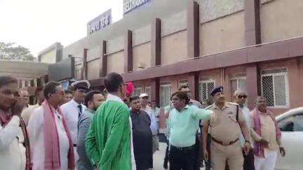 बेल्थरा रोड: बेल्थरारोड रेलवे स्टेशन का निरीक्षण कर सांसद ने विकास कार्य की गुणवत्ता समझी, कार्य में तेजी लाने के दिए निर्देश