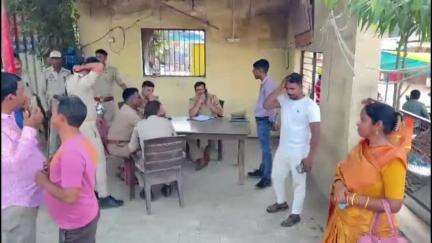 जलेसर: जलेसर कस्बा आगरा चौराहा के पास शादी समारोह में शामिल होने जा रहे मां-बेटा का ई-रिक्शा से अज्ञात व्यक्ति ने बैग किया चोरी