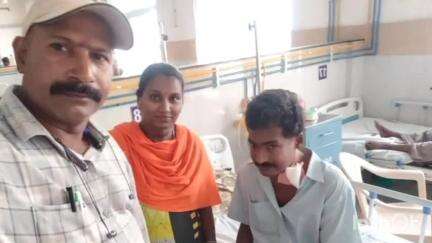 కిడ్నీ సమస్యతో బాధపడుతున్న వ్యక్తికి హాస్పిటల్ కి కు వెళ్లి పెన్షన్ అందించిన విఆర్ఓ