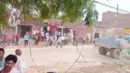आलापुर: हाईकोर्ट के निर्देश पर जहांगीरगंज के मामपुर में गरजा बुलडोजर, प्रशासन ने पीडब्ल्यूडी की जमीन पर अवैध निर्माण किया ध्वस्त