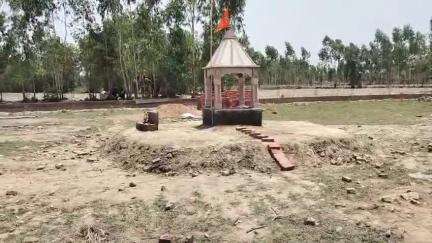 महमूदाबाद: सेथरामन में श्मशान घाट पर हुए विवाद के बाद एडिशनल एसपी ने समझा-बूझकर काम रुकवाया, मंदिर को किया गया स्थानांतरित