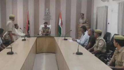 हमीरपुर: पुलिस लाइन हमीरपुर में लीडिंग फायरमैन के सेवानिवृत्त होने पर विदाई समारोह में सम्मानित कर उनके कार्यों की सराहना की गई