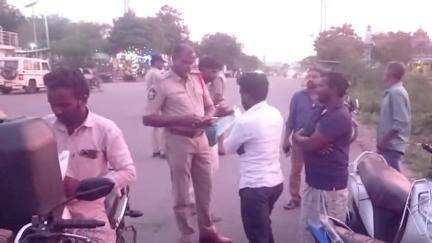 శింగనమల: బుక్కరాయసముద్రం మండల కేంద్రంలో విస్తృతంగా వాహనాలతానికి కార్యక్రమంలో పాల్గొన్న సీఐ పుల్లయ్య