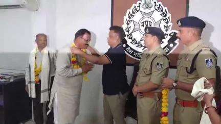 रतलाम नगर: पुलिस विभाग में लंबी सेवा के बाद सेवानिवृत्त हुए तीन पुलिस अधिकारियों का पुलिस अधीक्षक कार्यालय में विदाई समारोह